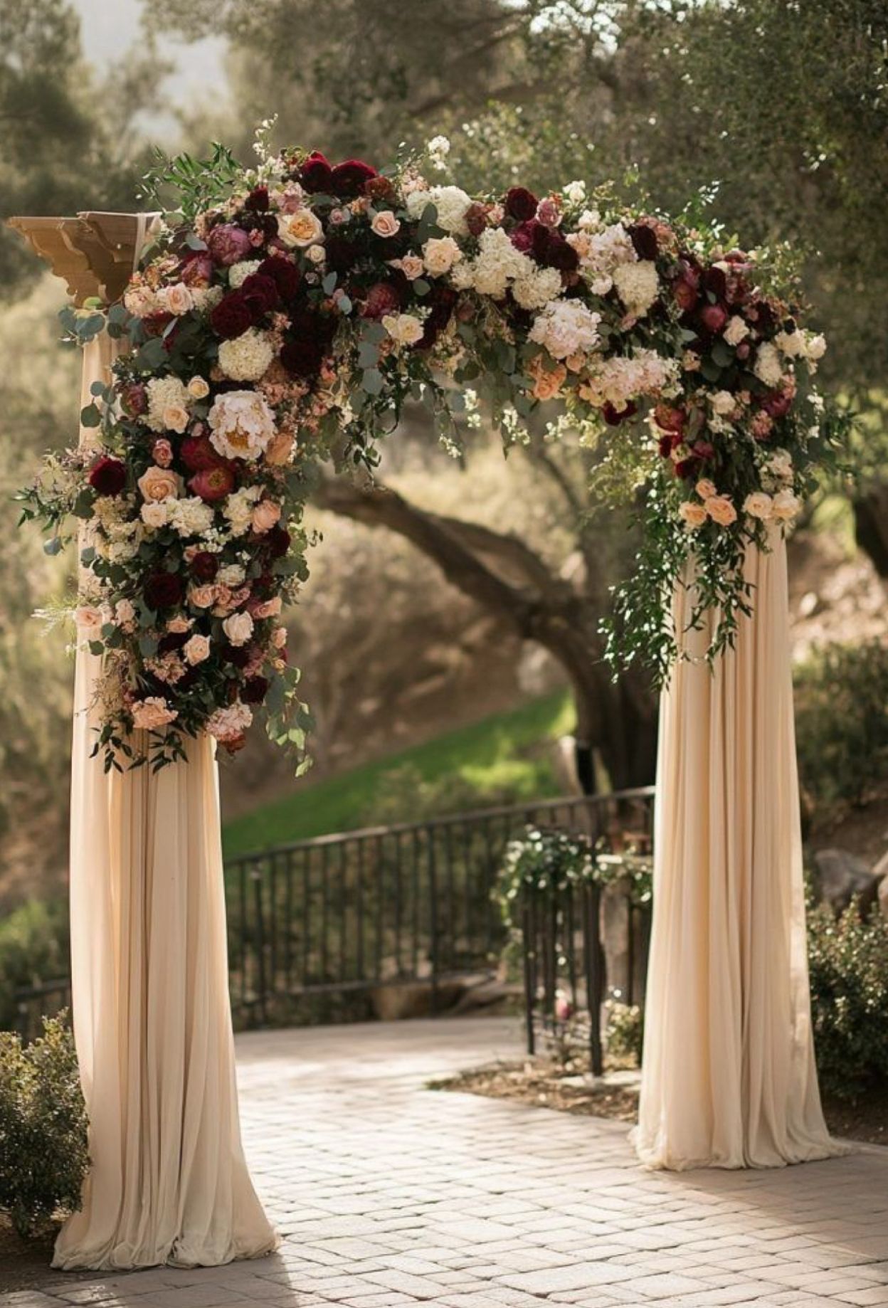 Arcada florala nuntă în nuanțe burgundy, ivory & blush