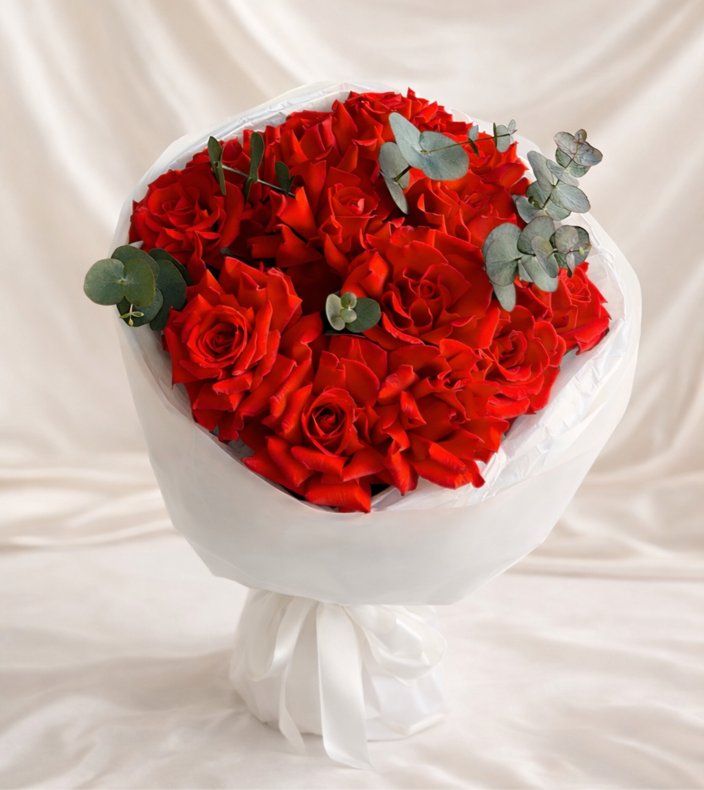 Buchet de flori „Rouge Éternel” – 21 Trandafiri roșii și eucalipt