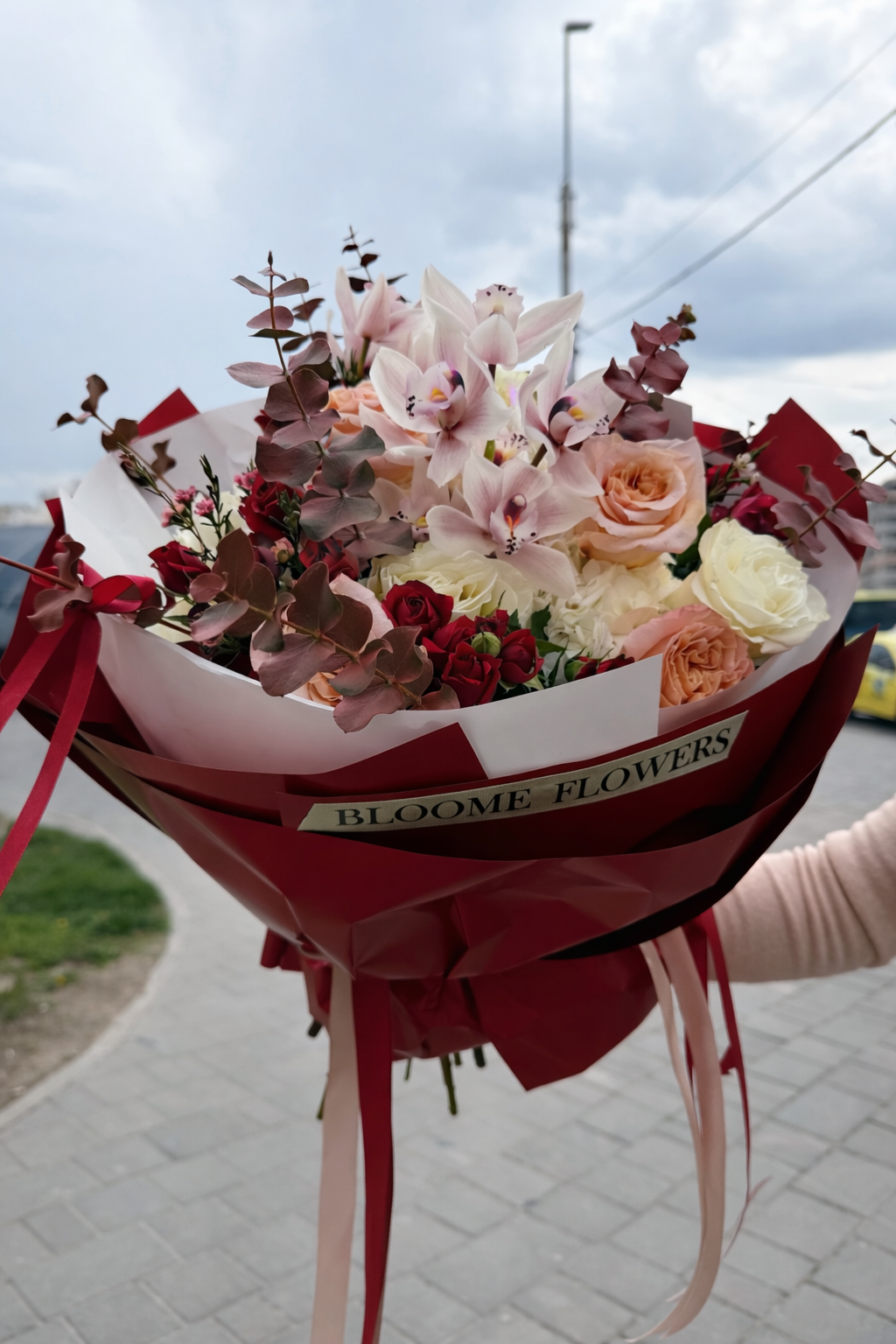 Buchet trandafiri, orhidee si flori mixte premium in ambalaj rosu
