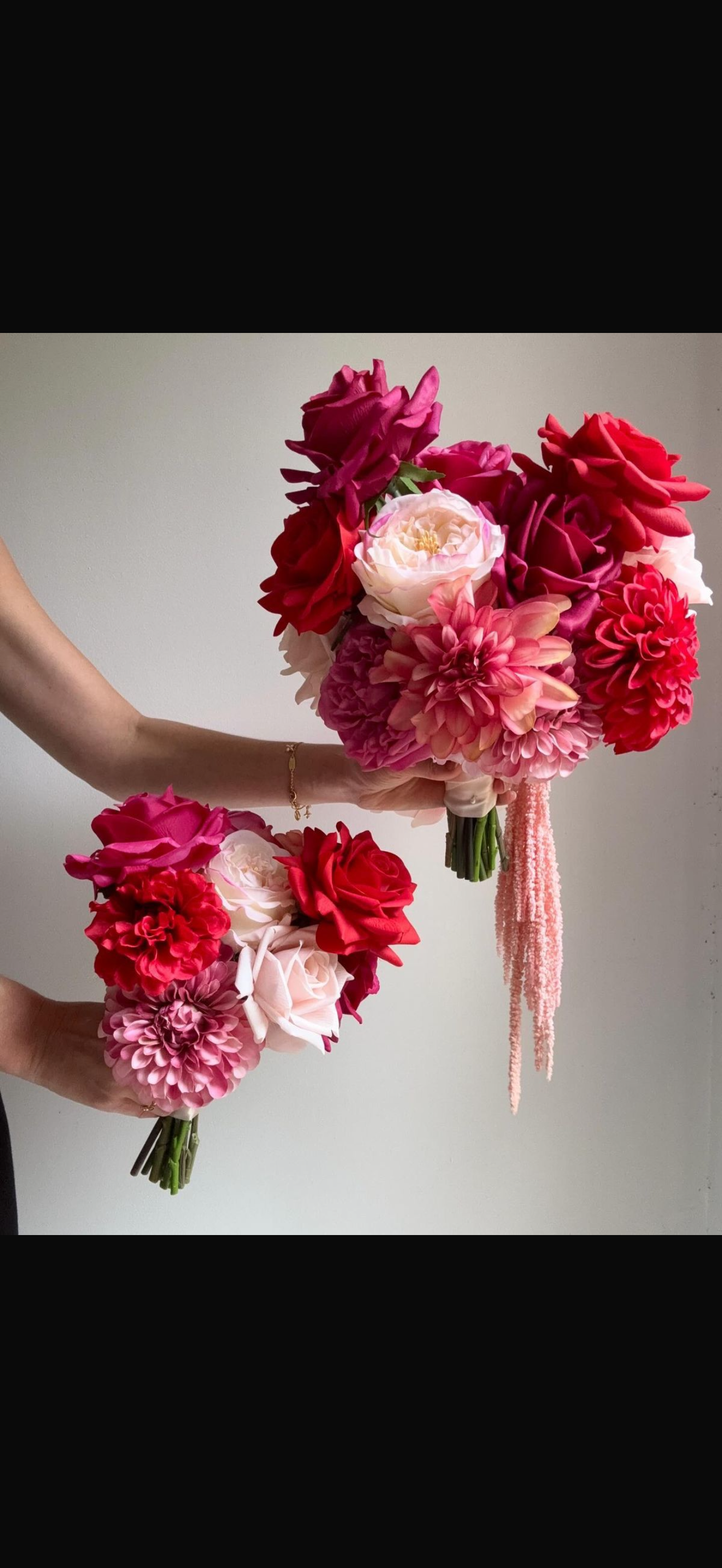 Buchet mireasa trandafiri, dalii si bujori in nuante de roz si rosu – buchet nunta premium romantic