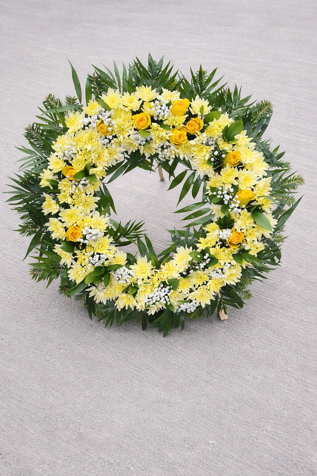 Coroana funerara rotunda cu crizanteme galbene si trandafiri galbeni – coroana eleganta comemorativa