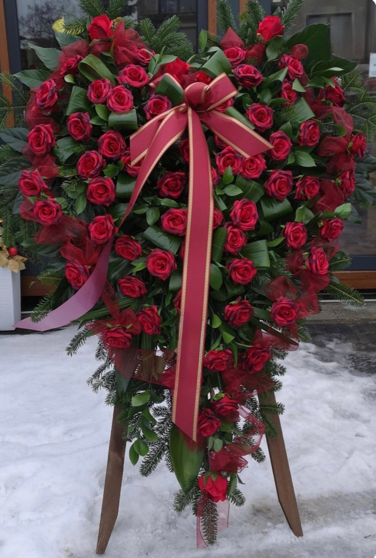 Coroană funerară inimă din trandafiri roșii – flori naturale premium