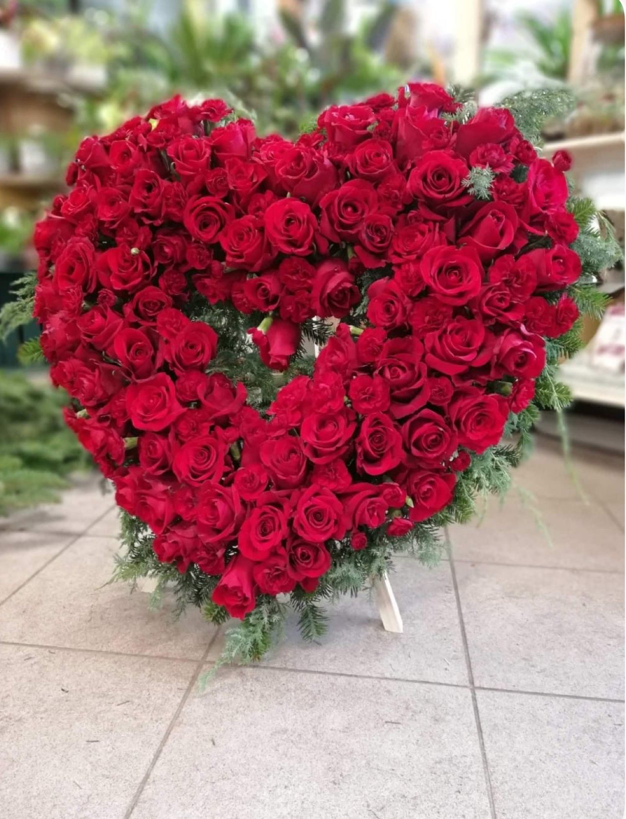 Coroană funerară inimă din trandafiri roșii – flori naturale de lux