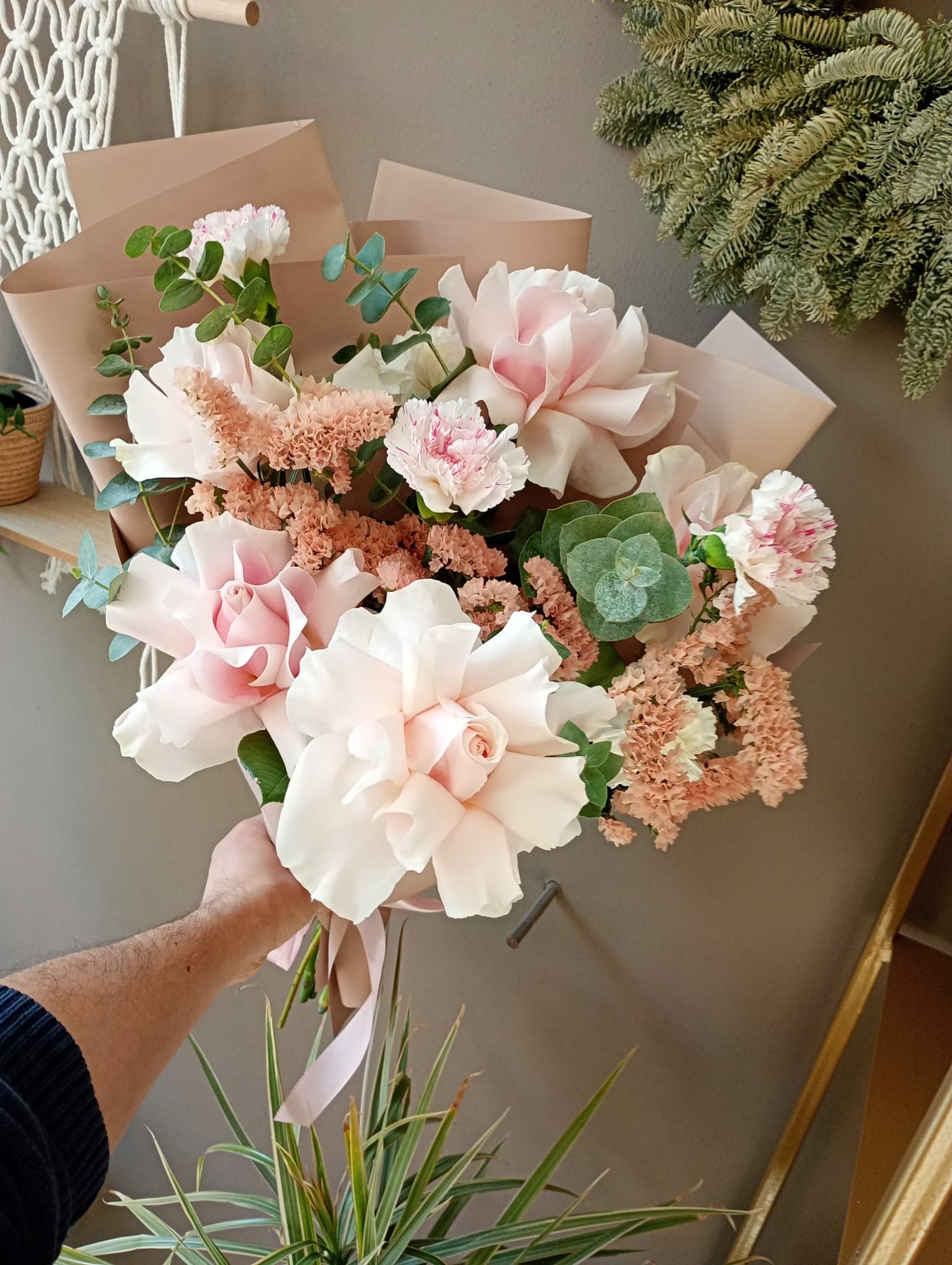 Buchet trandafiri roz pastel si garoafe cu eucalipt, buchet elegant romantic premium