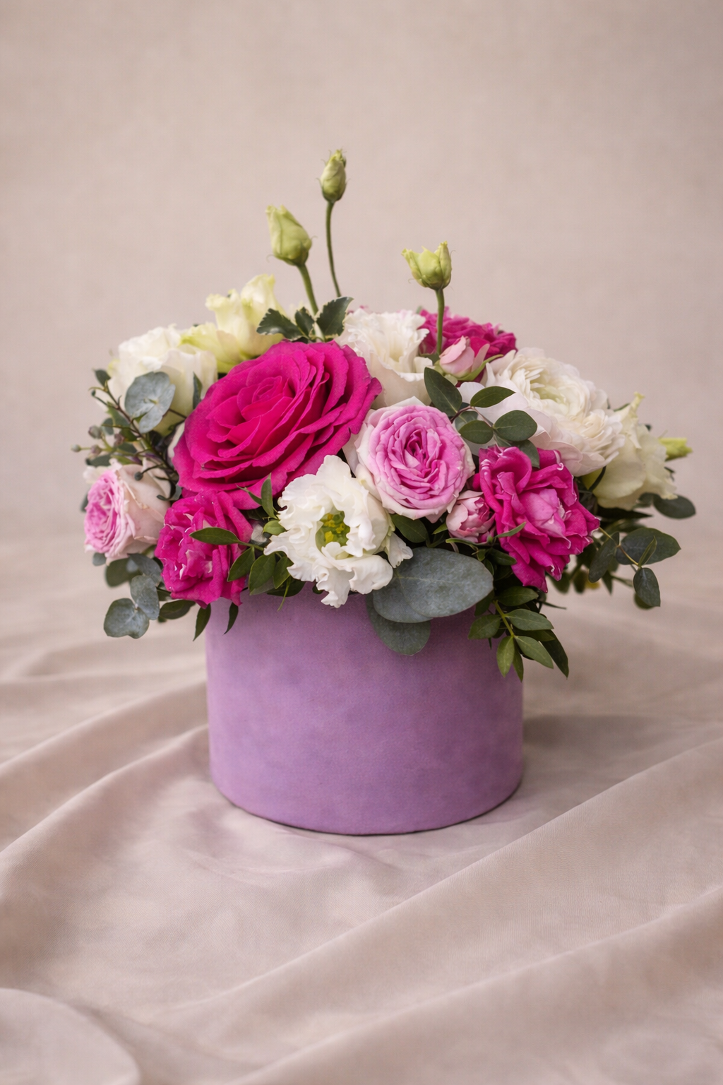 Aranjament floral in cutie mov cu trandafiri roz si flori mix – cadou elegant premium