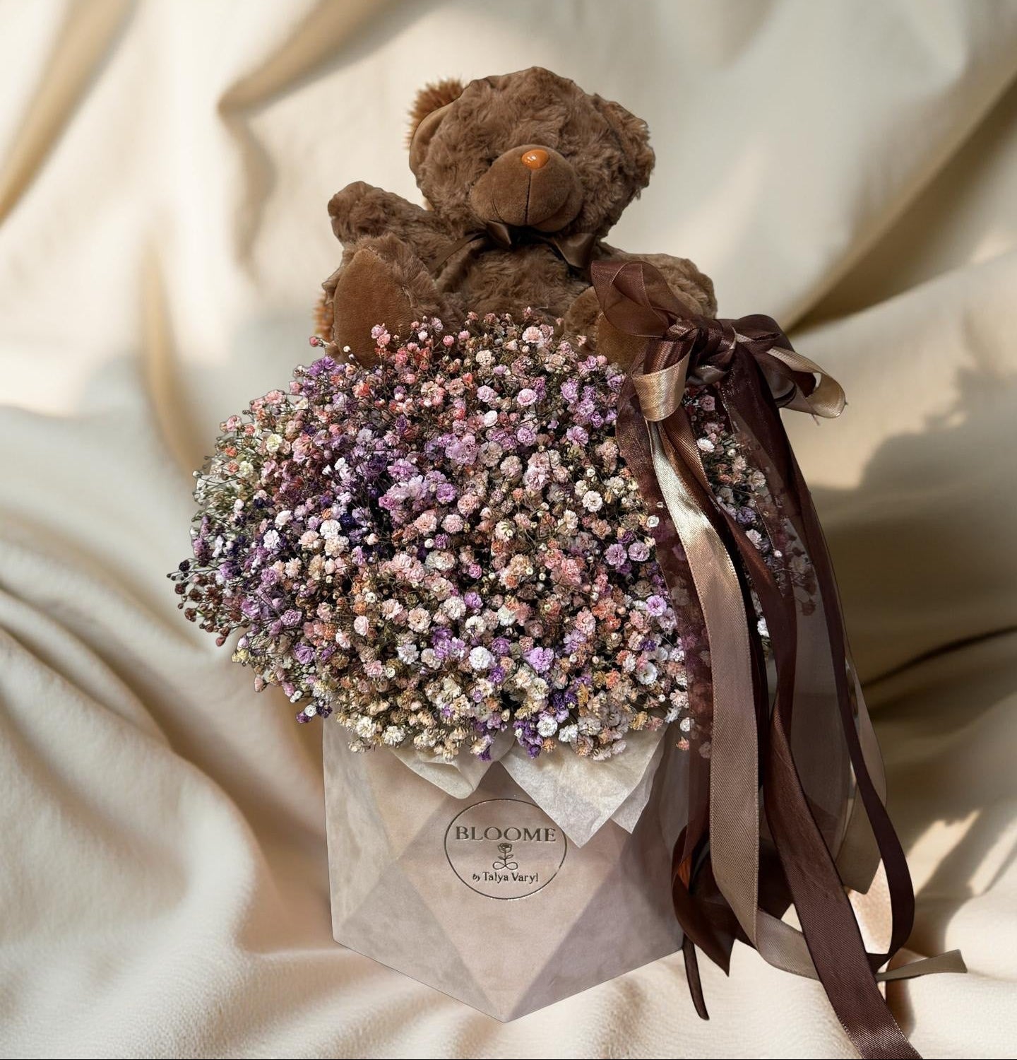 Aranjament cu Ursuleț si Gypsophila