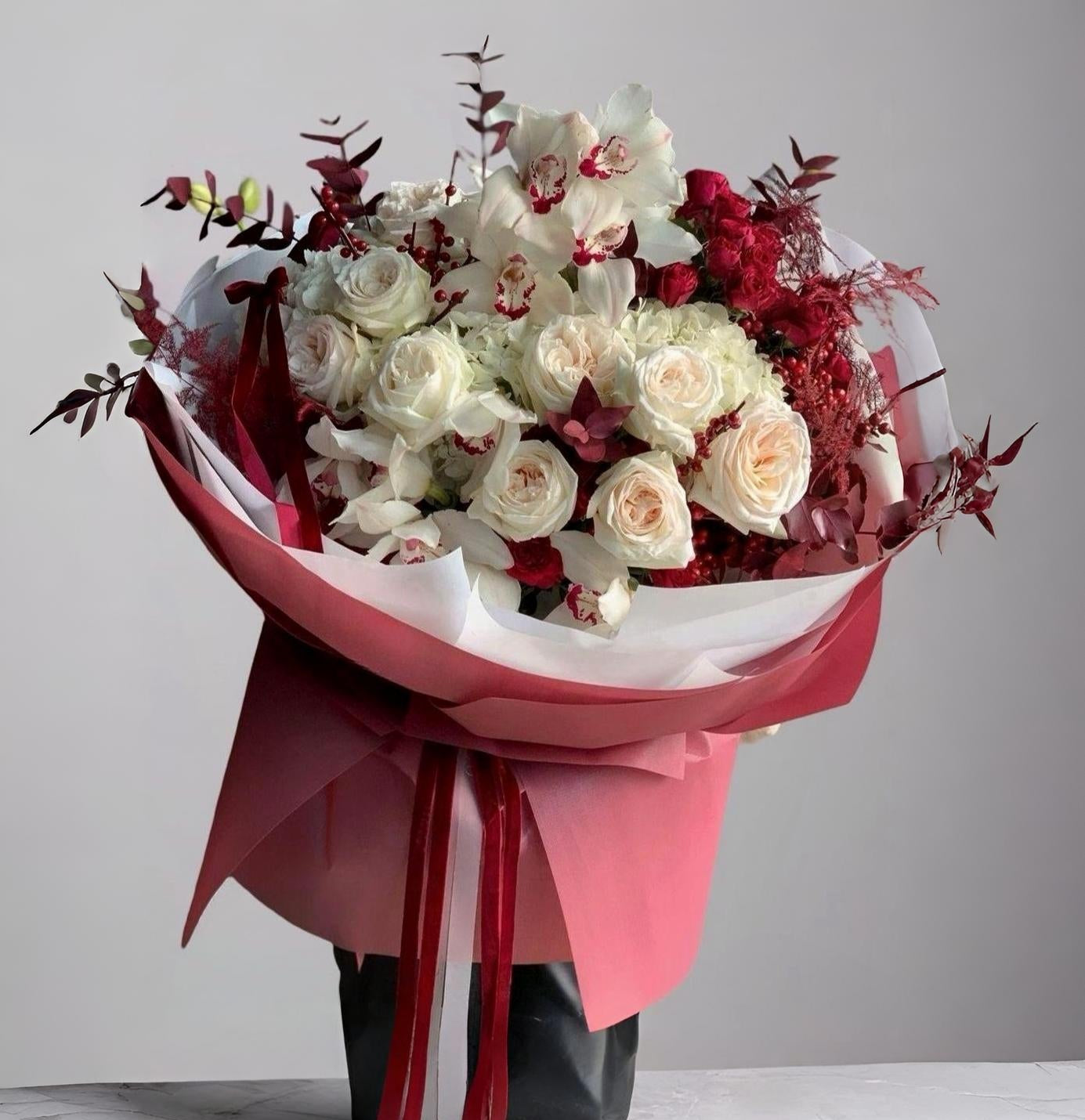 Buchet elegant cu trandafiri, orhidee și accente burgundy