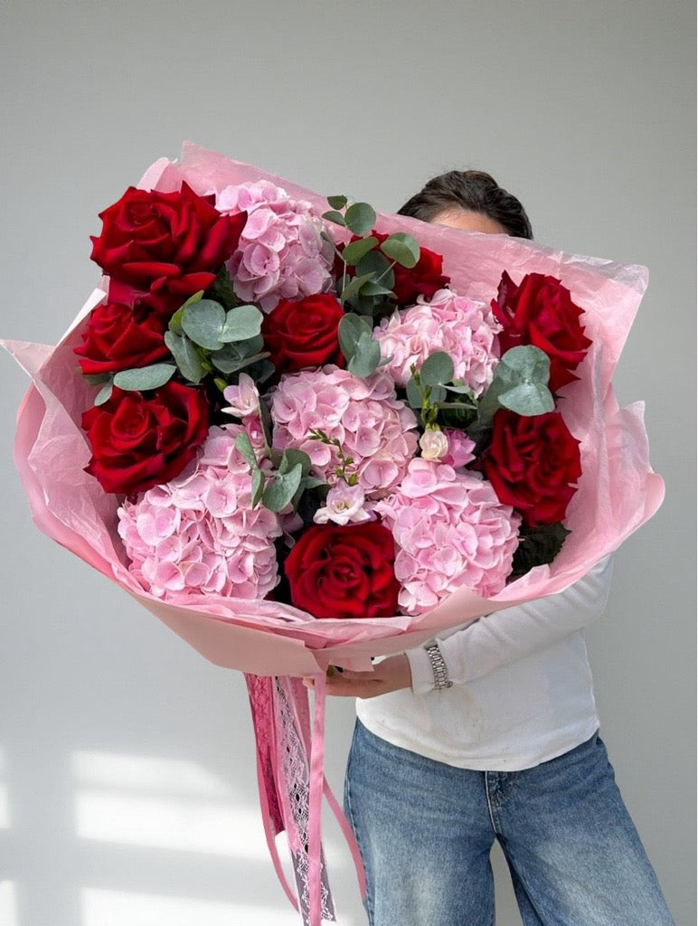 Buchet Hortensii Roz & Trandafiri Roșii