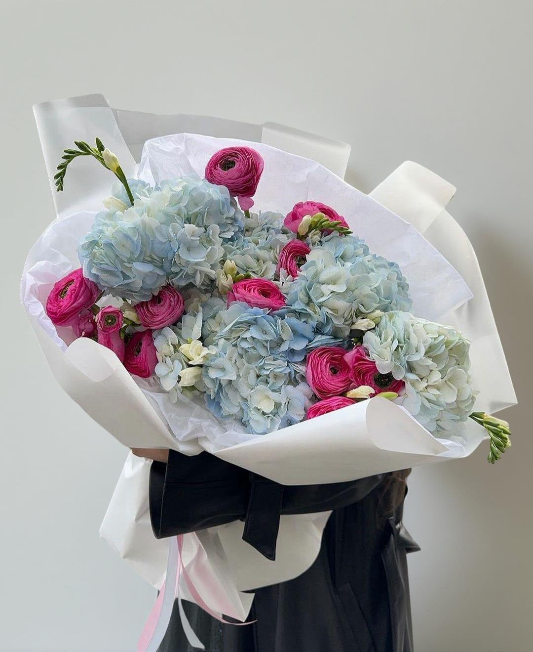 Buchet Hortensii Albastre & Ranunculus Fucsia