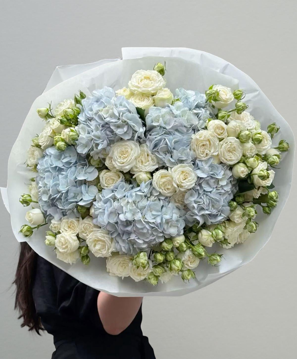 Buchet cu Hortensii Albastre & Trandafiri Albi