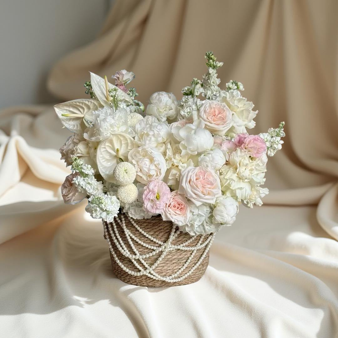 Aranjament cu Trandafiri și Peonii Nuante Ivory