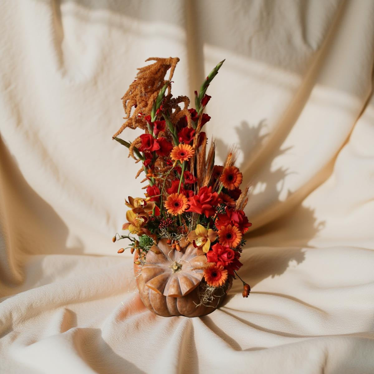 Aranjament în Dovleac Decorativ cu Flori de Toamnă