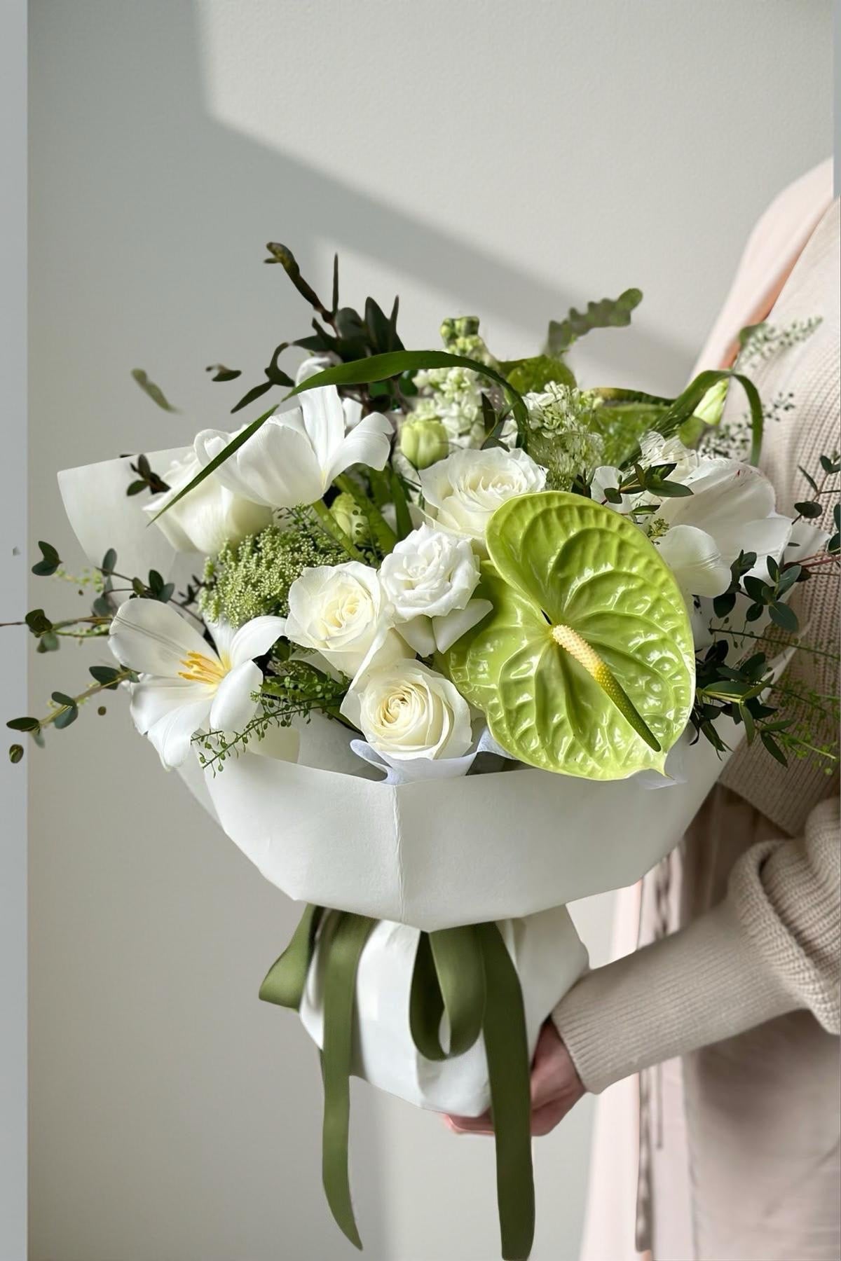 Buchet Anthurium și Trandafiri Albi