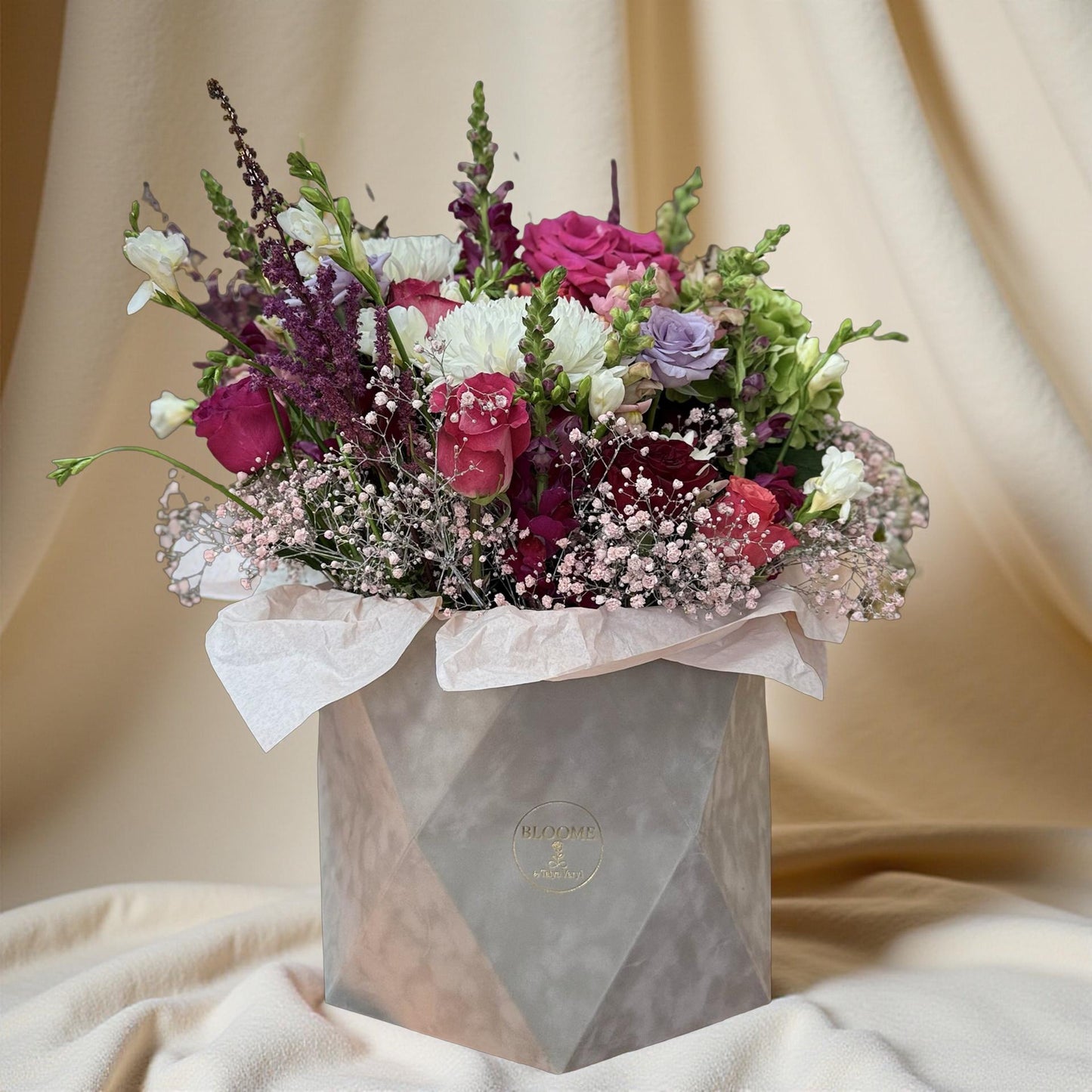 Aranjament Floral cu Trandafiri Mov & Roz