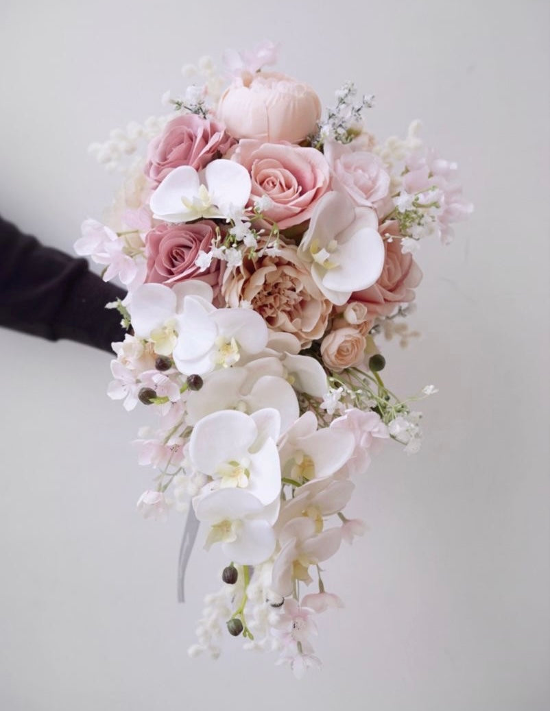 Buchet de mireasă în cascadă cu orhidee albe și trandafiri roz piersică