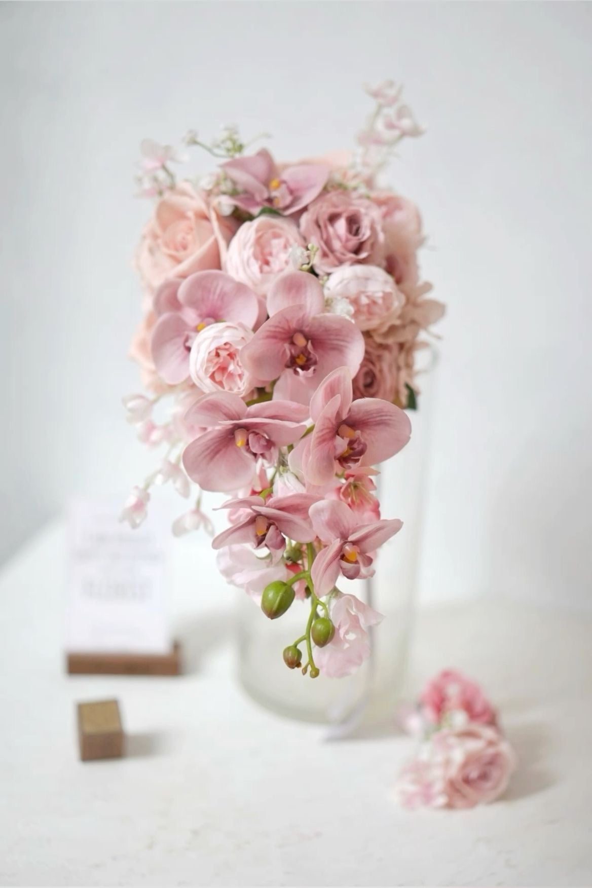 Buchet Mireasă cu Orhidee Roz & Trandafiri Pudrați