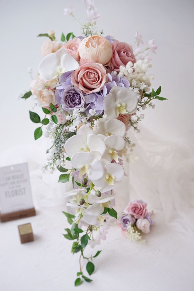 Buchet mireasă cu orhidee cascada și trandafiri pastel