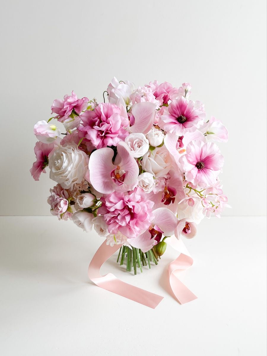 Buchet de mireasă cu orhidee roz și flori delicate