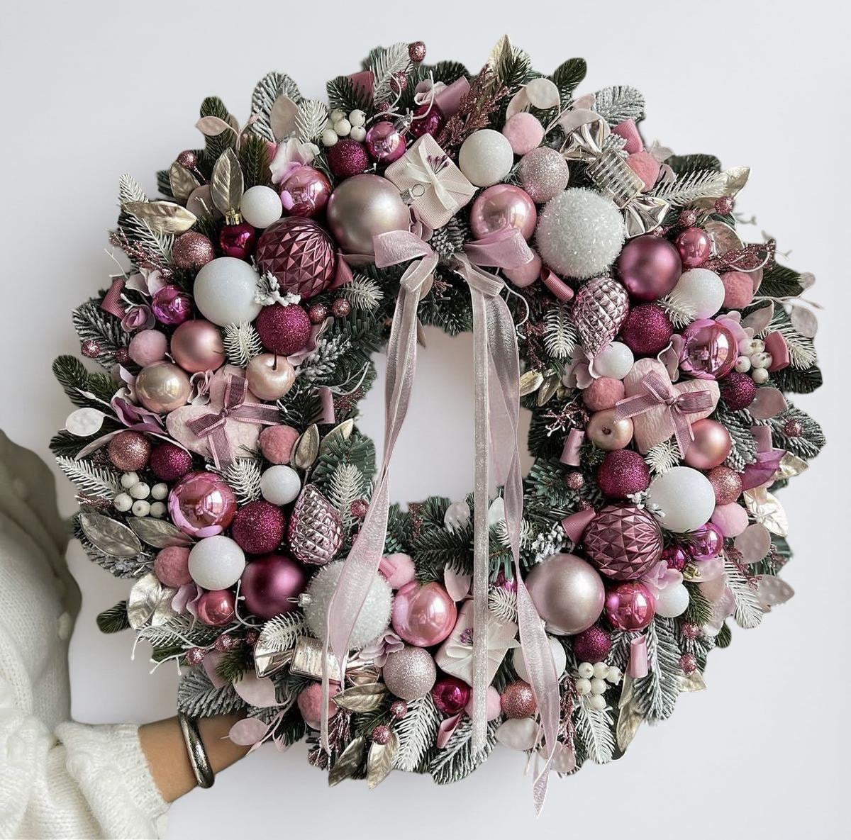 Coronita de Craciun cu Accente Roz Luxuriante