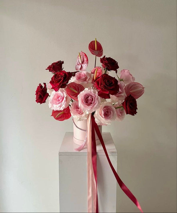 Aranjament floral de lux creat manual din flori rafinate, design exclusiv Bloome by Talya Varyl, perfect pentru evenimente elegante și decoruri sofisticate.