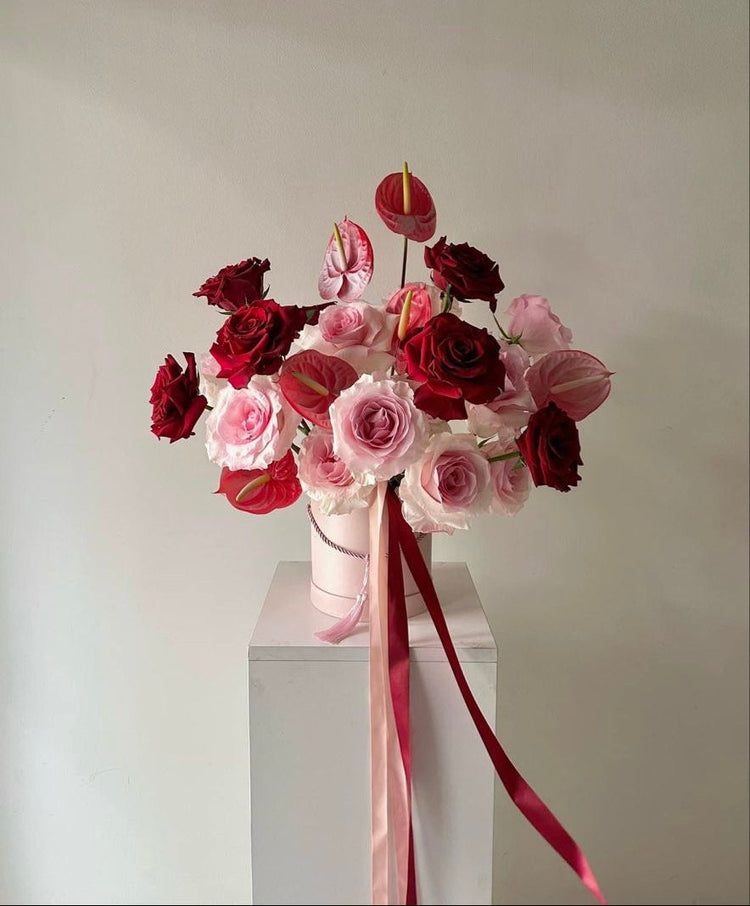 Aranjament floral de lux creat manual din flori rafinate, design exclusiv Bloome by Talya Varyl, perfect pentru evenimente elegante și decoruri sofisticate.