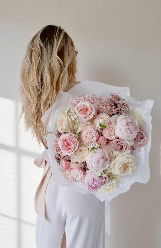 Buchet de flori de lux pentru iubită, realizat manual, cu trandafiri și orhidee, semnat Bloome by Talya Varyl – simbol al iubirii și rafinamentului.