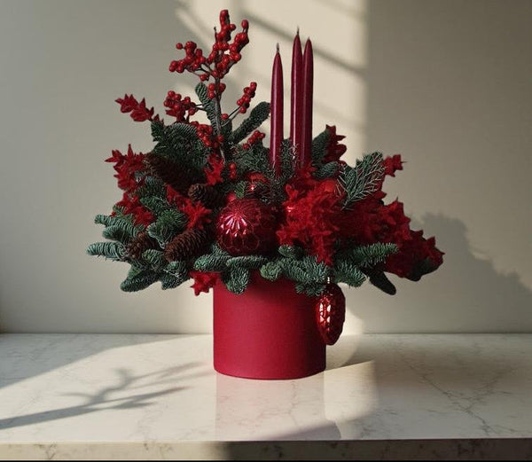 Aranjament de Crăciun de lux cu flori, brad natural și accente aurii, creat manual pentru un decor festiv elegant și rafinat.