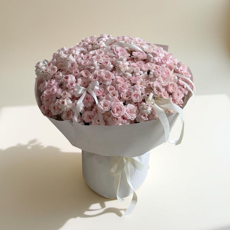 Buchet de flori de lux realizat manual din flori naturale, semnat Bloome by Talya Varyl, simbol al eleganței și rafinamentului floral.