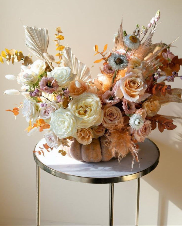 Buchet de toamnă de lux în nuanțe calde de arămiu și burgundy, realizat manual de Bloome by Talya Varyl, simbol al rafinamentului sezonier.
