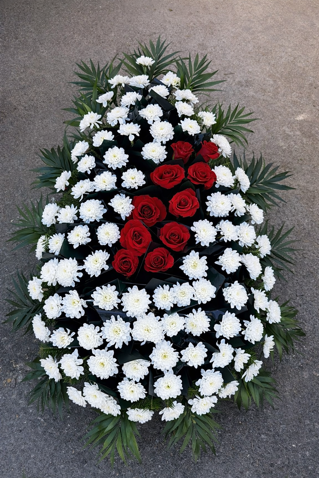 Coroana funerara cu crizanteme albe si trandafiri rosii – coroana eleganta clasica