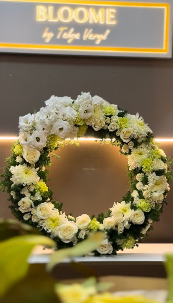 Coroană funerară rotundă albă – flori naturale elegante