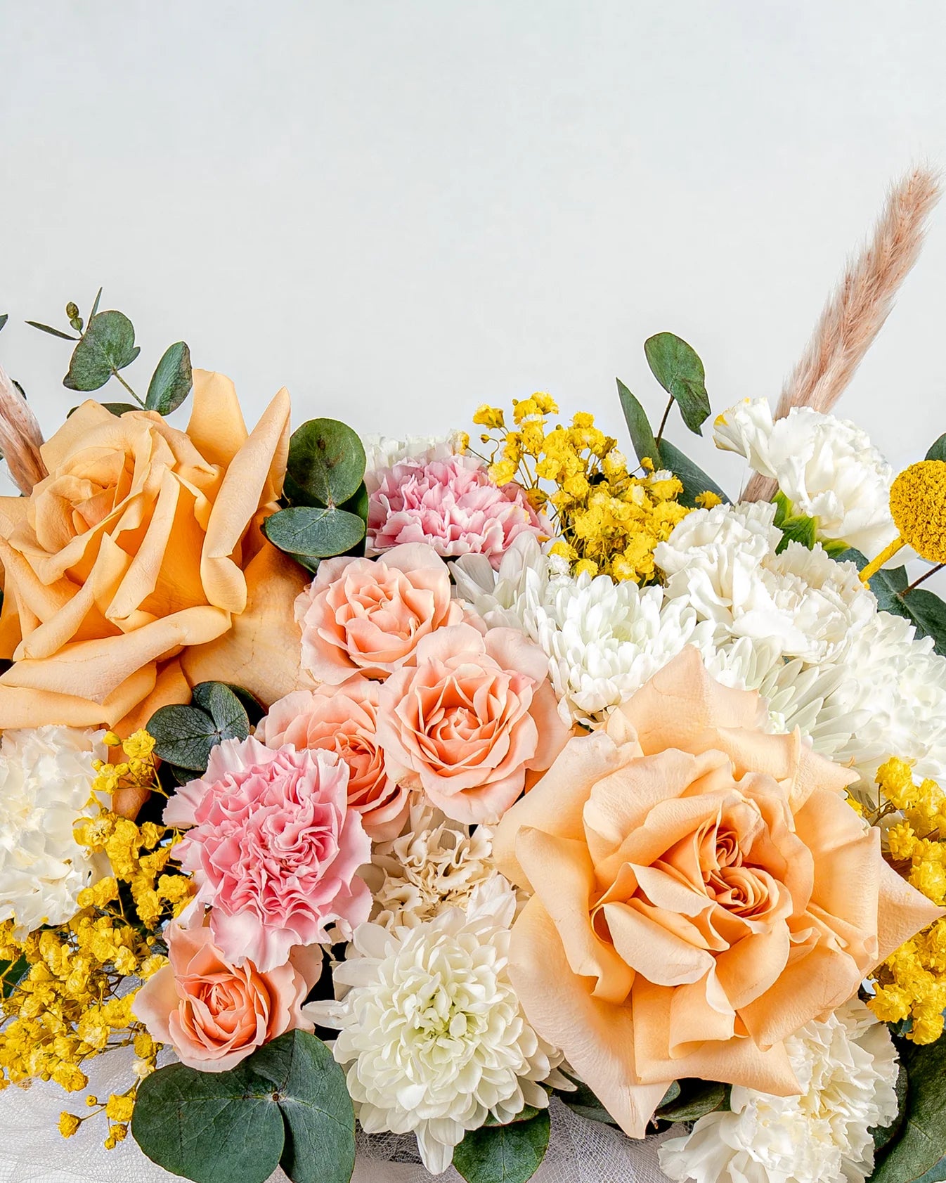 Aranjament floral pastel in cutie alba – trandafiri peach, flori delicate si accente naturale
