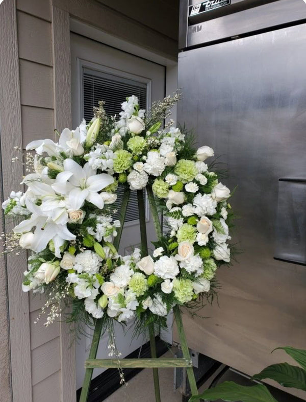 Coroană funerară mare cu crini și trandafiri albi – flori naturale premium