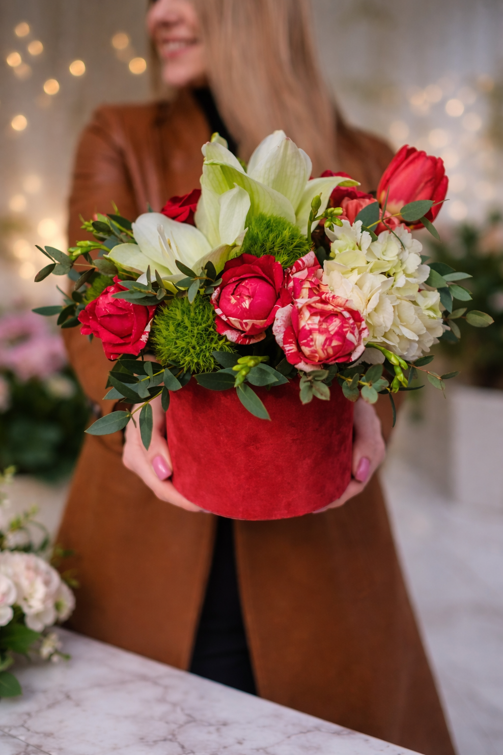 Aranjament floral in cutie rosie cu trandafiri si hortensie – cadou elegant premium