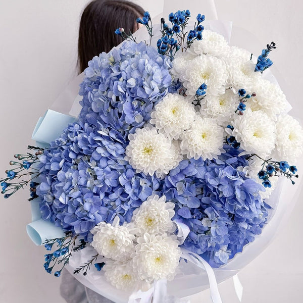 Buchet Hortensii Albastre și Crizanteme Albe