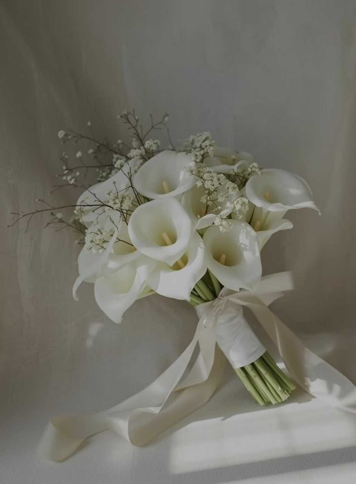 Buchet mireasa cale albe si gypsophila – buchet nunta elegant minimalist premium