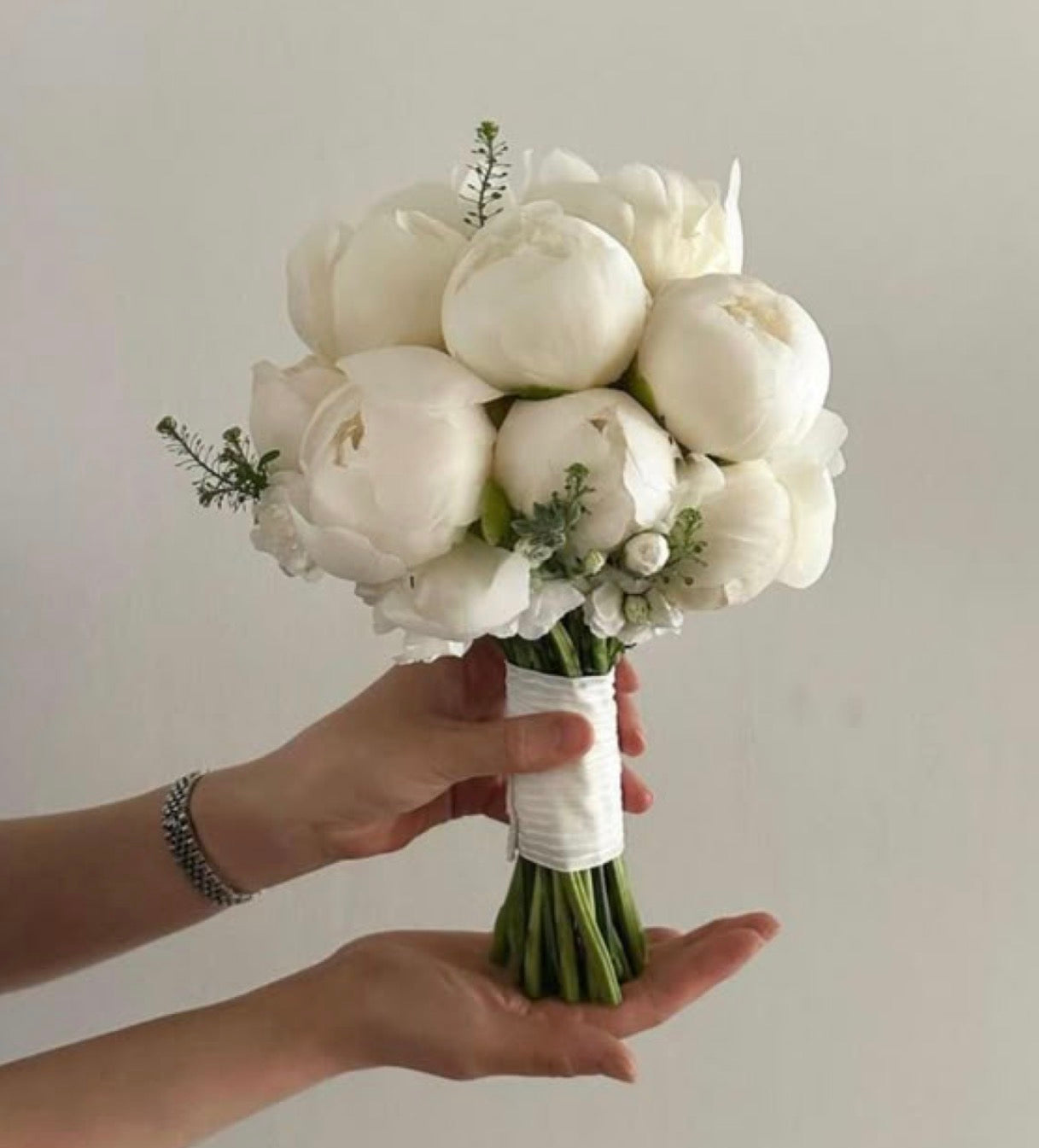 Buchet mireasa bujori albi premium – buchet nunta elegant minimalist