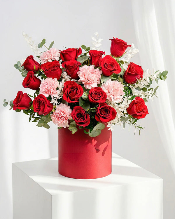 Aranjament floral in cutie rosie cu trandafiri rosii si flori roz – cadou romantic premium