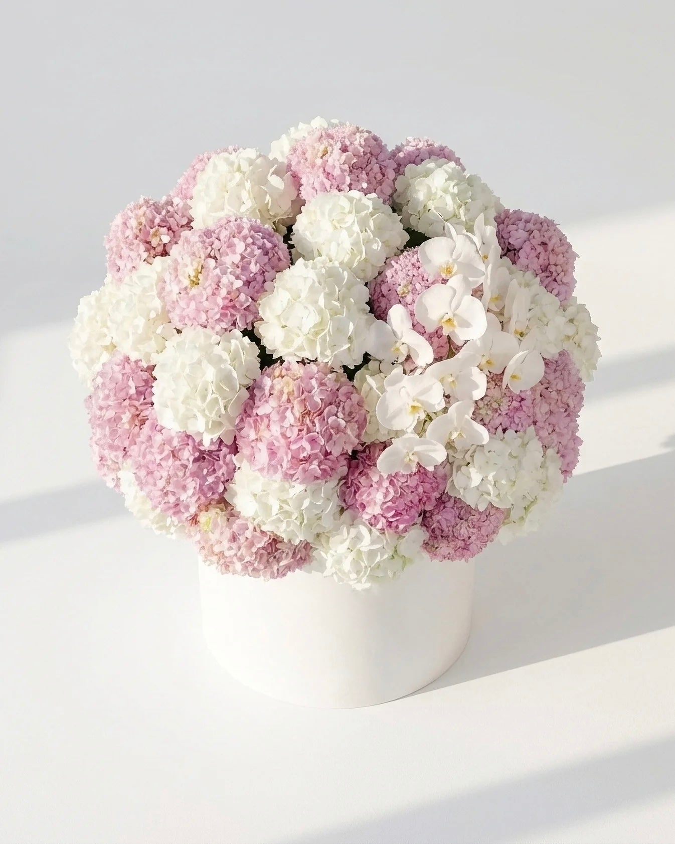 Grand Opulence Bloom – Aranjament floral gigant cu hortensii si orhidee albe premium