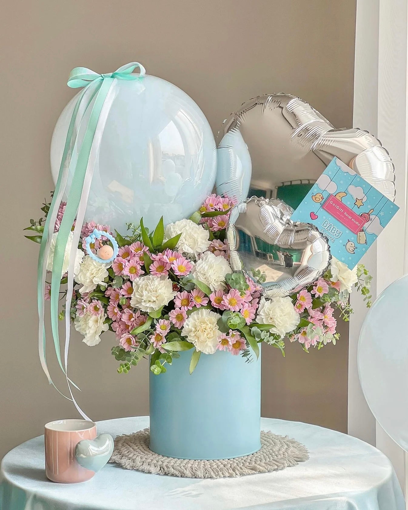 BLOOME Baby Blue Dream – Aranjament floral botez cu balon si ursulet