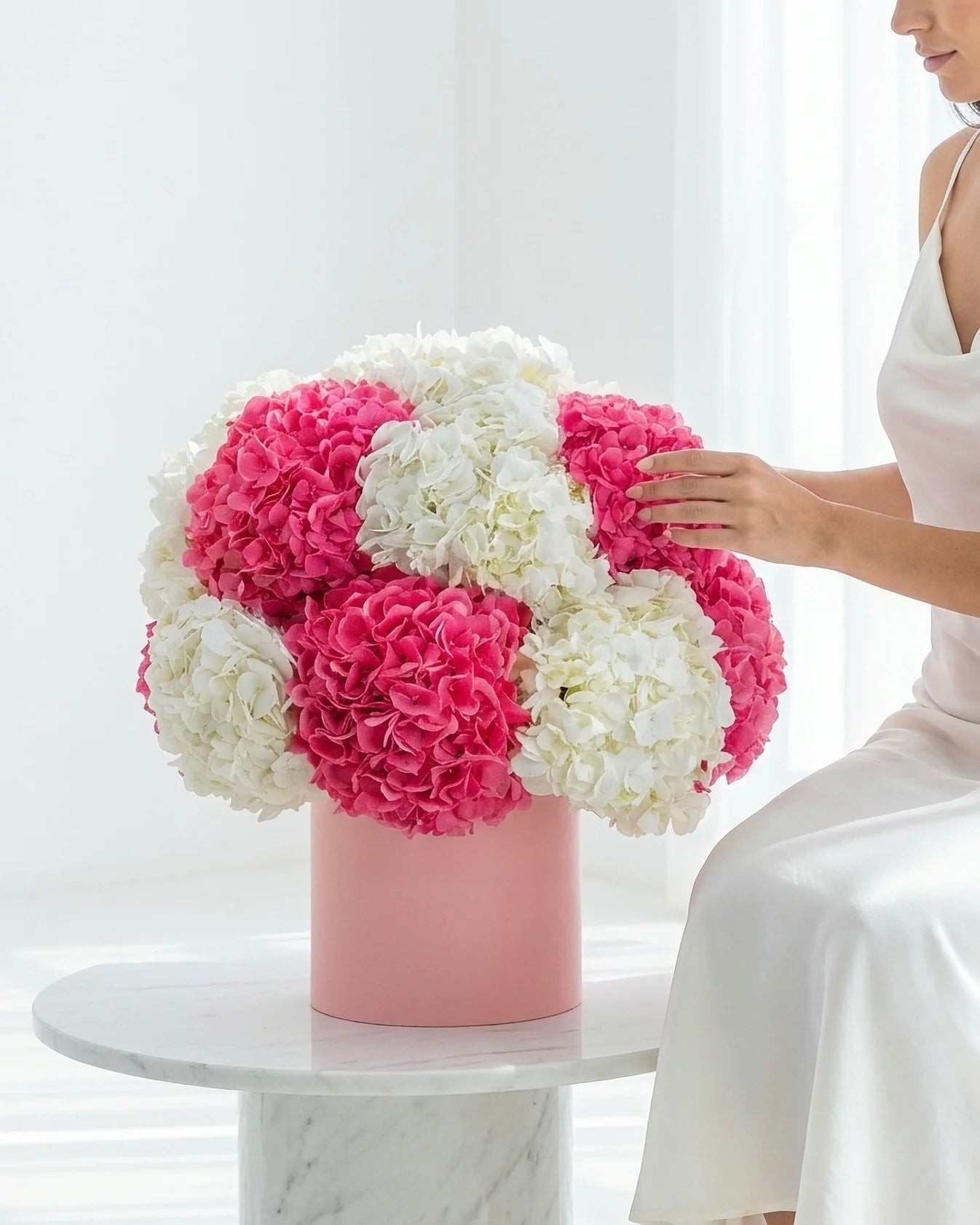 Aranjament hortensii albe si roz in cutie – BLOOME Hydrangea Cloud