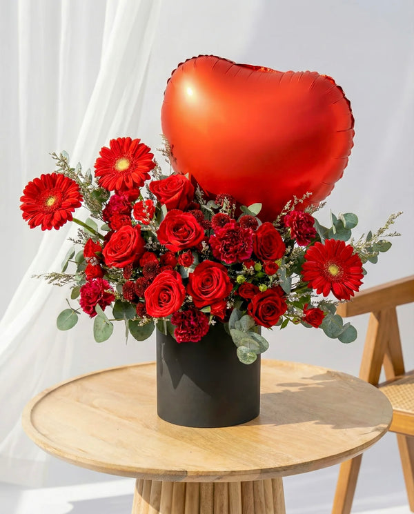 BLOOME Red Heart Passion – aranjament floral cu trandafiri si balon inima