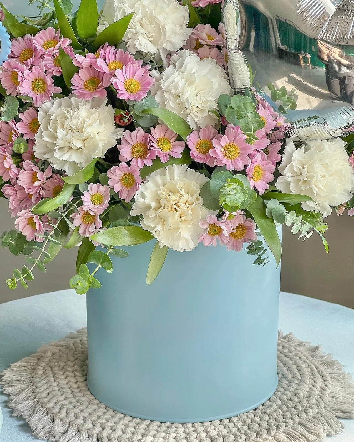 BLOOME Baby Blue Dream – Aranjament floral botez cu balon si ursulet