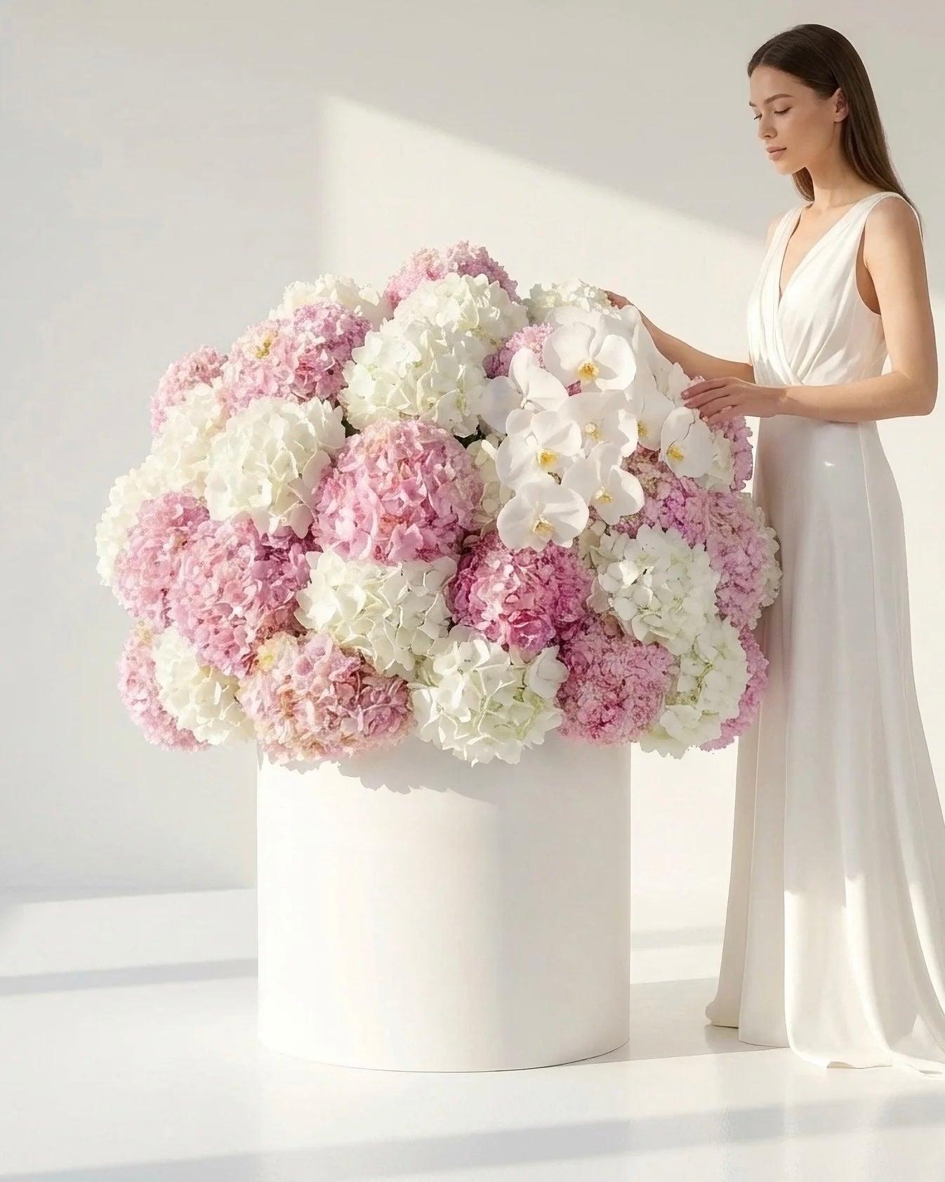 Grand Opulence Bloom – Aranjament floral gigant cu hortensii si orhidee albe premium