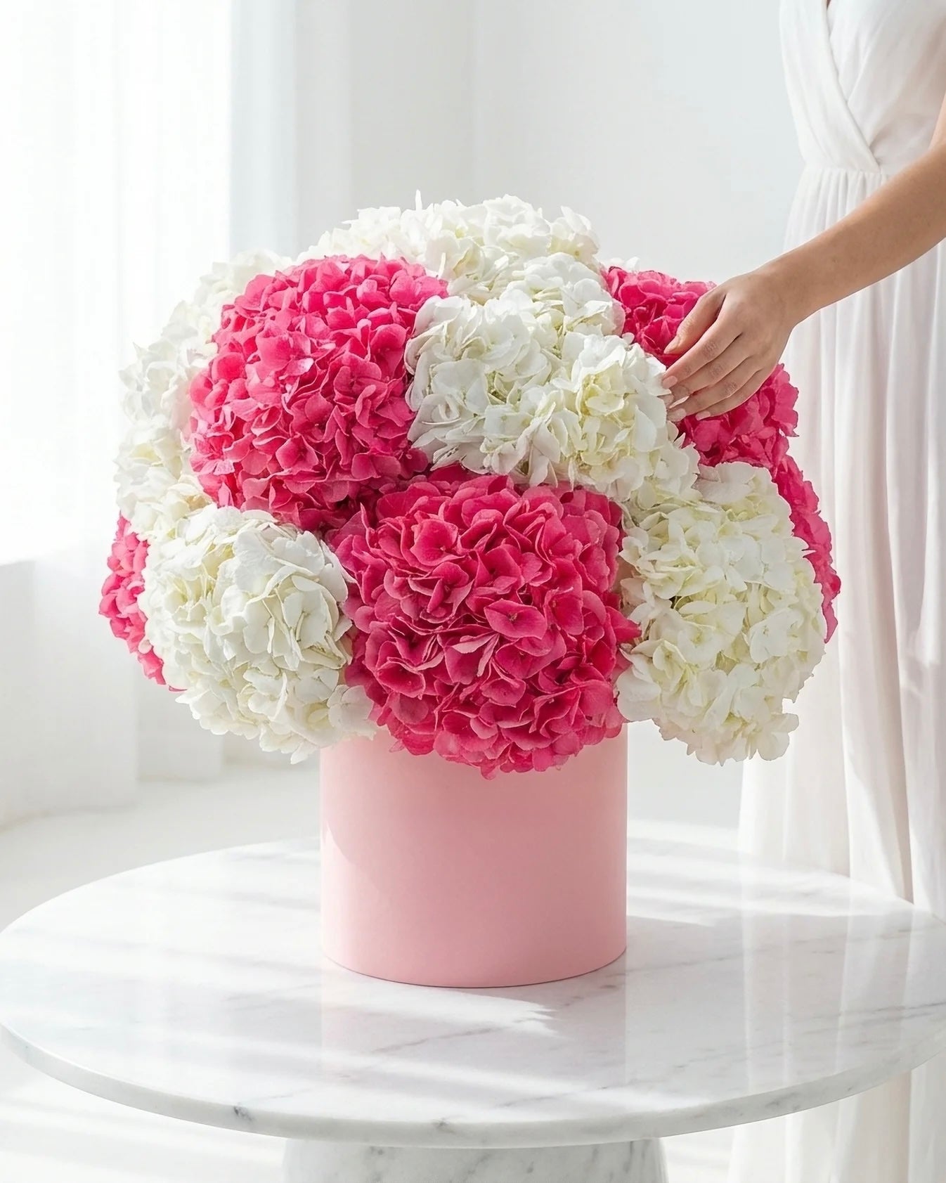 Aranjament hortensii albe si roz in cutie – BLOOME Hydrangea Cloud