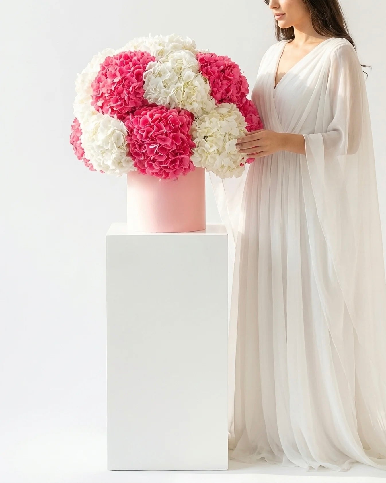 Aranjament hortensii albe si roz in cutie – BLOOME Hydrangea Cloud