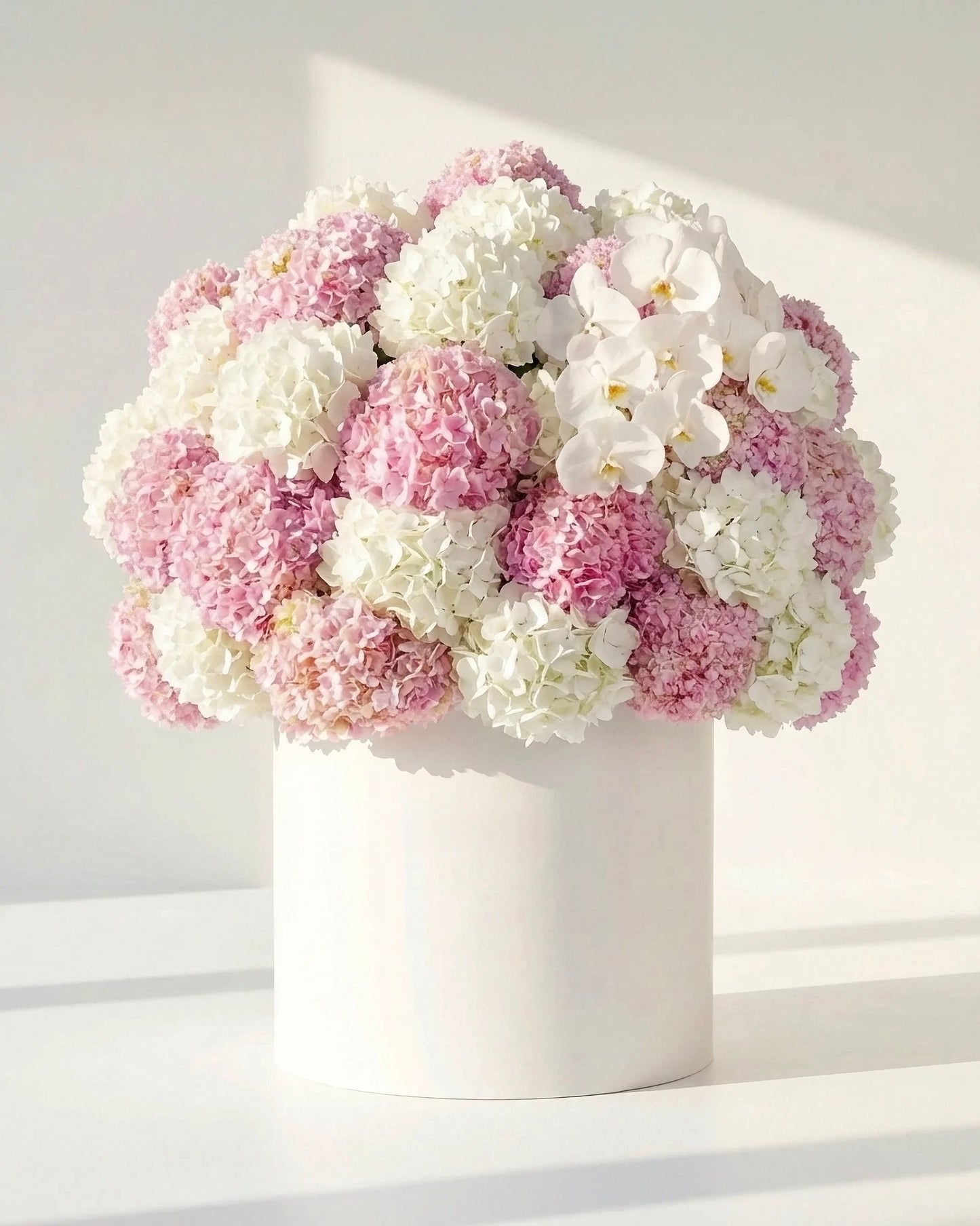 Grand Opulence Bloom – Aranjament floral gigant cu hortensii si orhidee albe premium