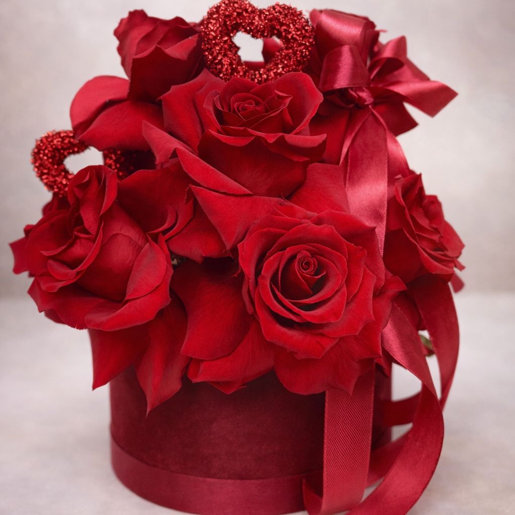 Amour Rouge - Aranjament floral premium cu trandafiri roșii naturali