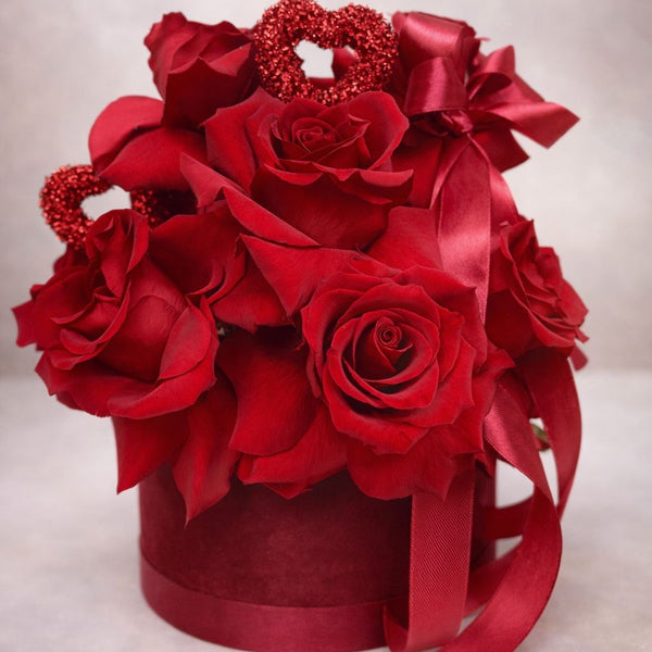 Amour Rouge - Aranjament floral premium cu trandafiri roșii naturali