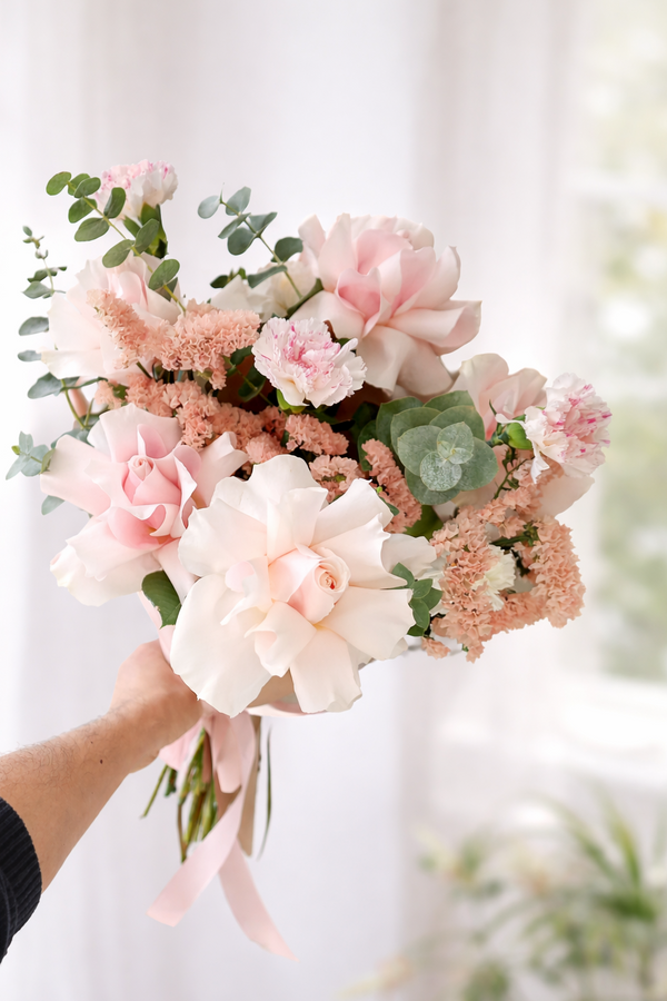 Buchet trandafiri roz pastel si garoafe cu eucalipt, buchet elegant romantic premium